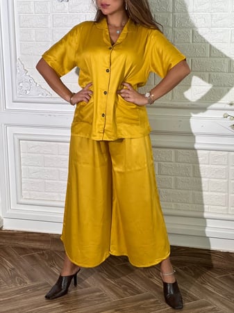 طقم فضفاض اصفر بنطلون وبلوزه بأزارير وجيوب