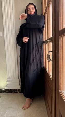عباية سوداء كلوش مطرزة بالفصوص الناعمه