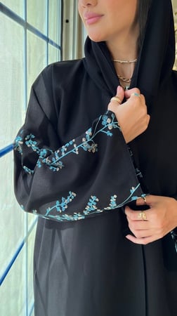 عباية سوداء كريب مايتعرفط مزينه بأكمام مطرزة بالخيوط الزرقاء