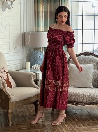 فستان عودي تفته عالية الجودة مطرز بخيوط القصب الذهبية اوف شولدر بتطريز فرزاتشي من الاسفل رقم 25