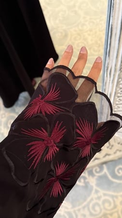 عباية سوداء كريب مايتعرفط مزينه بالدانتيل الاسود والعودي من الاكمام والطرحة