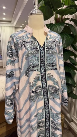 دراعه رمضانية وردي مع سماوي فخمه مناسبه للسهرة مزينه بفصوص الكريستال