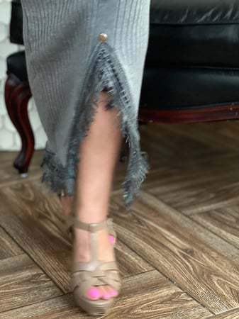 فستان رصاصي شتوي بكتافات ومزين بالهدب من اسفل