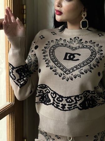 طقم بنطلون وبلوزه بيج واسود شتوي بخامة ممتازة جداً