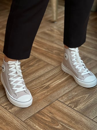 حذاء رصاصي وابيض رياضي عملي ومريح وانيق