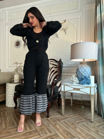 طقم شتوي بنطلون أسود وبلوزه فرو سوداء