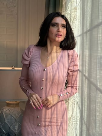 فستان وردي شتوي بكتافات ومزين بالهدب من اسفل