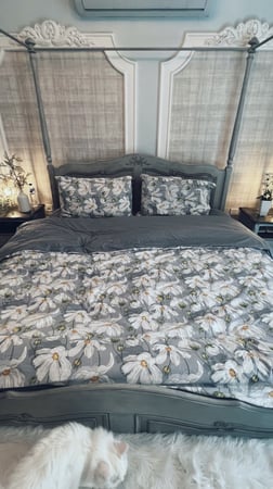 طقم سرير مشجر ابيض ورصاصي 6 قطع ( مفرش بمطاط رصاصي + لحاف بطانية جهه مشجر وجهه رصاصي ساده + 2 مخدات ساده ومشجر )