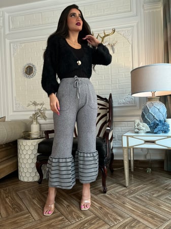 طقم شتوي بنطلون رصاصي وبلوزه فرو سوداء