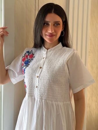 فستان قطن ابيض مطرز بالخيوط الملونة باااارد وخفيييف رقم 22