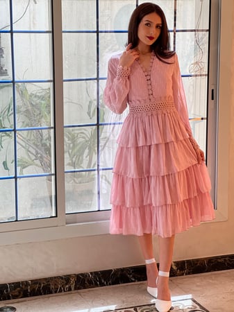 فستان وردي فاتح شيفون طبقات وكلفة جبير عالخصر والصدر واليد رقم 5