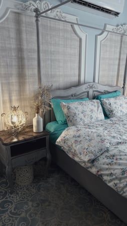 طقم سرير مشجر ابيض تيفاني موف 6 قطع ( مفرش بمطاط + لحاف بطانية + 4 مخدات )