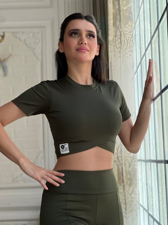 بلوزه زيتي رياضيه نص كم مع قصة مائلة من البطن