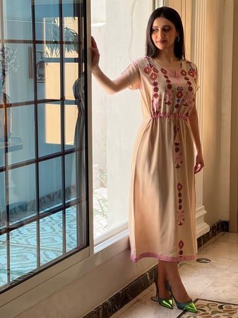 فستان قطن بيج مطرز بالخيوط الملونة مع حرام داخلي باااارد وخفيييف رقم 24
