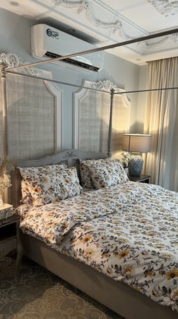 طقم سرير مشجر ابيض واصفر مشجر ورود 6 قطع ( مفرش بمطاط رصاصي + لحاف بطانية جهه مشجر وجهه رصاصي ساده + 4 مخدات ساده ومشجر )