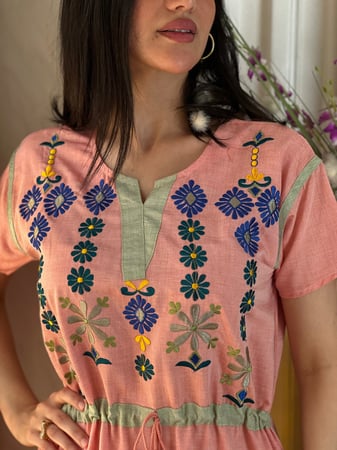 فستان قطن وردي مطرز بالخيوط الملونة مع حزام داخلي باااارد وخفيييف رقم 24