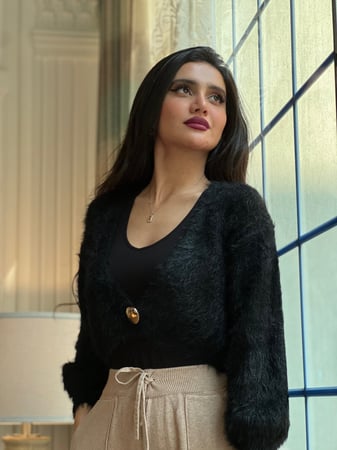 طقم شتوي بنطلون لحمي وبلوزه فرو سوداء