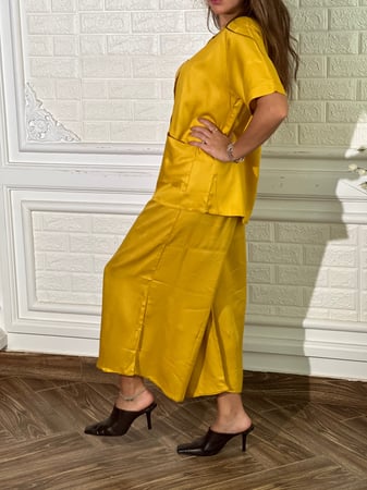 طقم فضفاض اصفر بنطلون وبلوزه بأزارير وجيوب