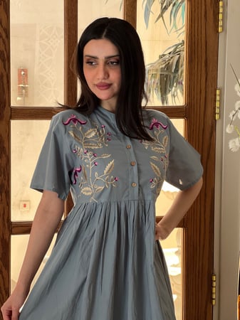 فستان قطن ازرق بحري مطرز بالخيوط الملونة باااارد وخفيييف رقم 23