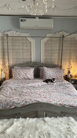 طقم سرير مشجر وردي 6 قطع ( مفرش بمطاط  + لحاف بطانية من الجهتين مشجر  + 2 مخدات ساده ومشجر )