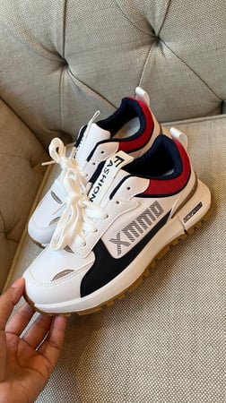 حذاء رياضي ابيض وازرق واحمر عملي ومريح جداً جداً جداً رقم 23