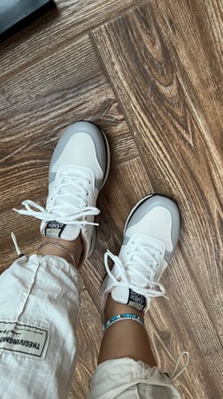 حذاء رياضي ابيض ورصاصي عملي ومريح جداً جداً جداً رقم 21