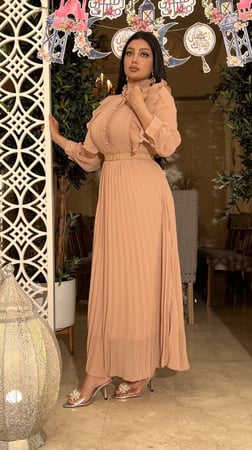 فستان العيد بليسيه لحمي بأكمام بحزام