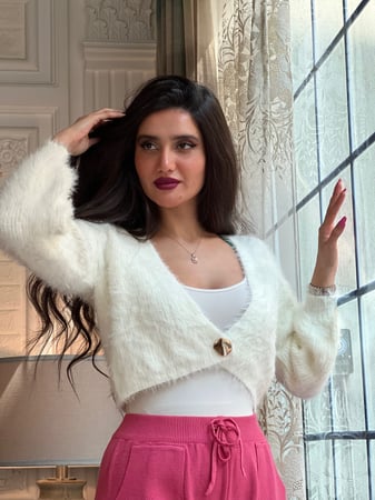 طقم شتوي بنطلون فوشي وبلوزه فرو بيضاء