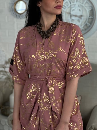 فستان درابيه بحزام عريض ولوقو دار نجود