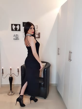 فستان سكيني أسود برقبة مرصعه بالكريستال