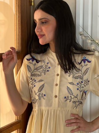 فستان قطن اصفر كريمي مطرز بالخيوط الملونة باااارد وخفيييف رقم 23
