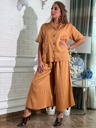 طقم فضفاض خردلي بنطلون وبلوزه بأزارير وجيوب