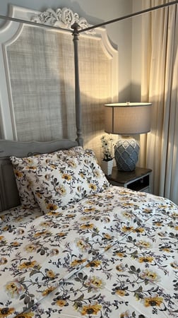 طقم سرير مشجر ابيض واصفر مشجر ورود 6 قطع ( مفرش بمطاط رصاصي + لحاف بطانية جهه مشجر وجهه رصاصي ساده + 4 مخدات ساده ومشجر )