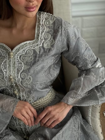 قفطان فاخر شيفون اورقنزا رصاصي مطرز بخيوط القصب والفصوص رقم 70