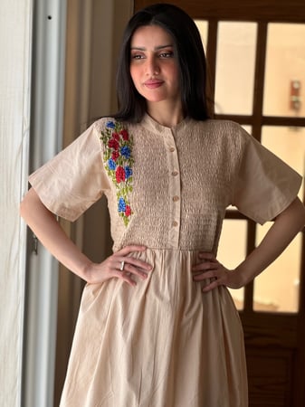 فستان قطن بيج مطرز بالخيوط الملونة باااارد وخفيييف رقم 22