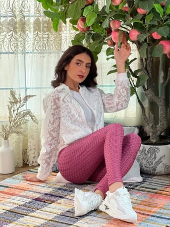 حذاء رياضي ابيض ورصاصي مرتفع عملي ومريح رقم 9