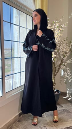 عباية سوداء كريب مايتعرفط مزينه بأكمام مطرزة بالخيوط الزرقاء
