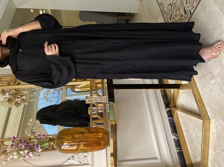 عباية سوداء كلوش مطرزة بالفصوص الناعمه