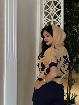 طقم بنطلون وبلوزه كحلي وبيج شتوي بخامة ممتازة جداً