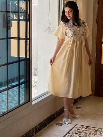 فستان قطن اصفر كريمي مطرز بالخيوط الملونة باااارد وخفيييف رقم 23