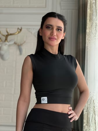 بلوزه سوداء رياضيه بدون كم مع