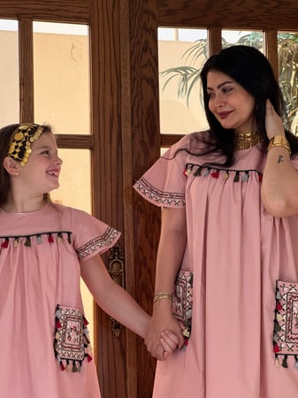 دراعه الأم وبنتها وردي رقم 53