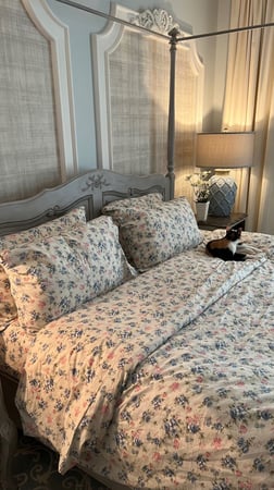 طقم سرير مشجر بيج مشجر بأزرق ووردي واخضر 6 قطع ( مفرش بمطاط رصاصي + لحاف بطانية جهه مشجر وجهه رصاصي ساده + 4 مخدات ساده ومشجر )