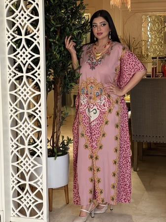 فستان / دراعه قطن وردي وفوشي مشجرة جلد نمر من الخلف وملونه ومطرز بالفصوص رقم 61