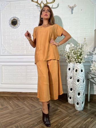 طقم فضفاض خردلي بنطلون وبلوزه ساده