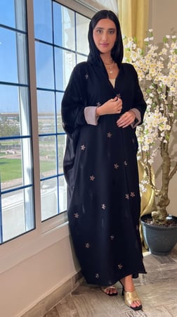 عباية سوداء كريب مايتعرفط مزينه بأكمام تل مبطنه ومطرزة بالخيوط الملونة