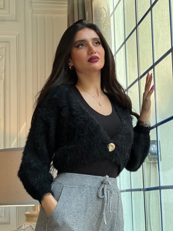 طقم شتوي بنطلون رصاصي وبلوزه فرو سوداء