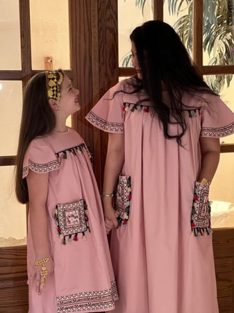 دراعه الأم وبنتها وردي رقم 53