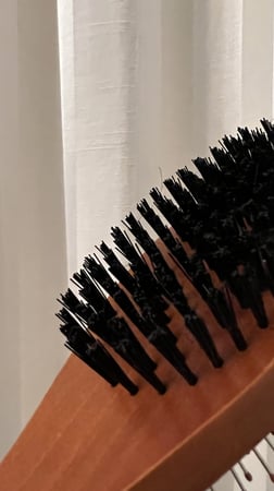 فرشاة شعر خشب بوجهين وجه لفك التشابك ووجه لتدليك فروة الراس وعمل مساج للدماغ