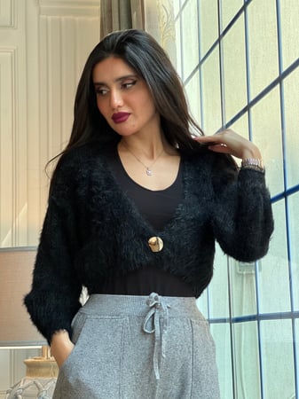 طقم شتوي بنطلون رصاصي وبلوزه فرو سوداء